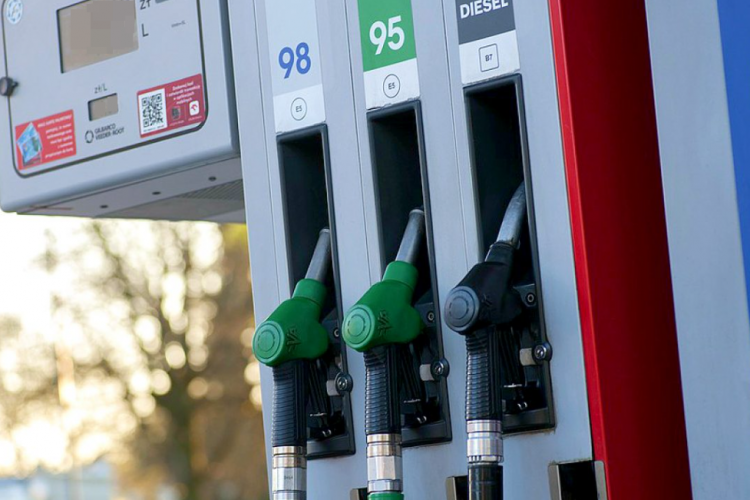 Clujenii se bucură în continuare de ieftiniri la prețurile carburanților. Costul pentru litrul de benzină și motorină a scăzut la toate pompele din oraș