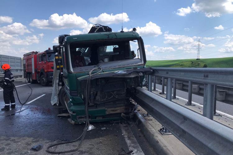 FOTO. Accident pe A10 Sebeș - Turda! Un camion s-a făcut praf, intervine SMURD
