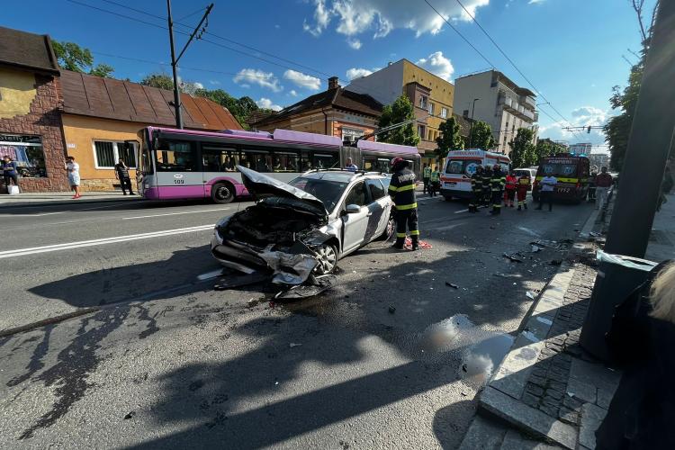 Accident cu mai multe mașini pe Moților! Au ajuns cu autoturismele pe trotuar. A fost o minune că nu s-a terminat tragic - VIDEO și FOTO