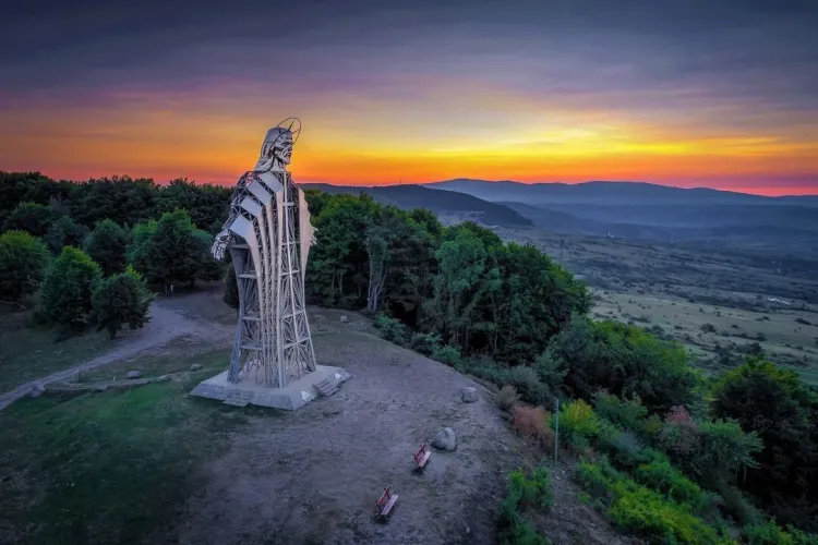 Turiştii străini adoră Ardealul. Statuia ”Inima lui Iisus” este un mare punct de atracție - FOTO