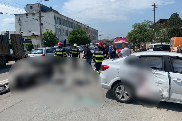 Motociclist rănit pe o stradă din Cluj-Napoca. A intrat direct într-o mașină - VIDEO / UPDATE: Șoferul i-a tăiat calea
