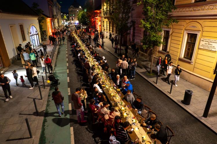 Boc criticat pentru că a luat locul cuiva la cina în grup de pe strada Napoca: ”Se putea o poză fără Boc?” - FOTO