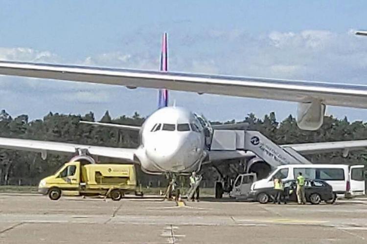 Un avion a revenit la sol după ce a lovit o pasăre! Probleme pentru un zbor de Cluj