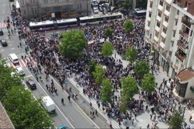 FOTO. Haosul din educație se prelungește. Profesorii au ieșit masiv în stradă la protestul din fața Prefecturii Cluj/Maşina prefectului a fost blocată