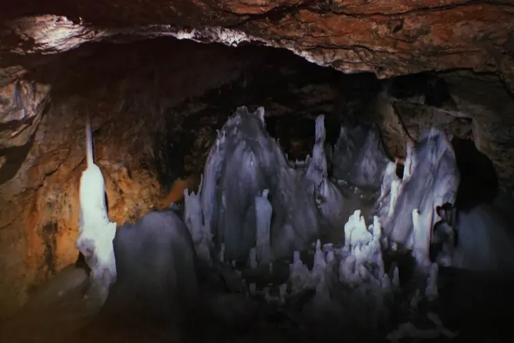 FOTO. Faimoasa peșteră Scărișoara din Parcul Național Apuseni ascunde al doilea ghețar ca mărime din lume. E un loc unic din Ardeal!