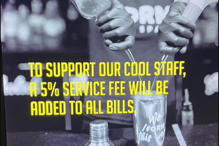 Taxa de 5% inventată de patronul unui local din Cluj, ca să nu crească salariile angajaților, e ilegală