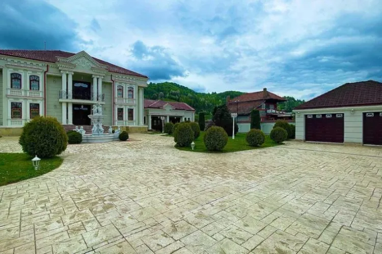 Familia manelistului Nicolae Guță vinde un palat, în Ardeal. Vezi imagini din conacul în stil american de 4 milioane - FOTO