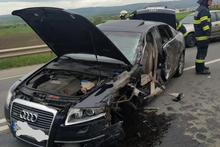 Accident pe Bulevardul Muncii între un autoturism și un TIR - FOTO