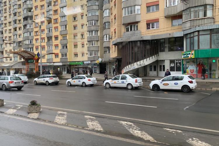 Taximetriștii clujeni s-au săturat de trafic și ies la protest în centrul Clujului. Ei doresc să circule pe benzile de autobuz