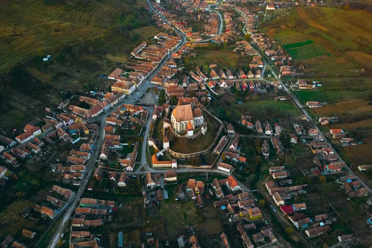 FOTO. Satul din Ardeal care pare desprins din povești! Localitatea și-a păstrat farmecul sublim, cu case vechi construite în stil baroc transilvănean