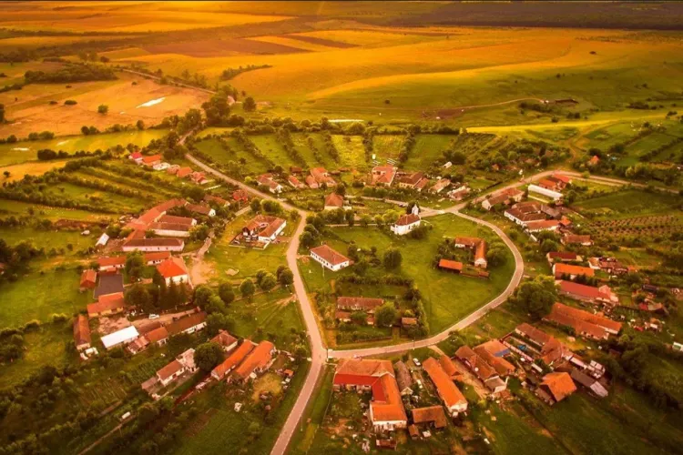 Satul desprins din basme, patrimoniu al Casei Regale a României, unde percepția turiștilor asupra spațiului se distorsionează