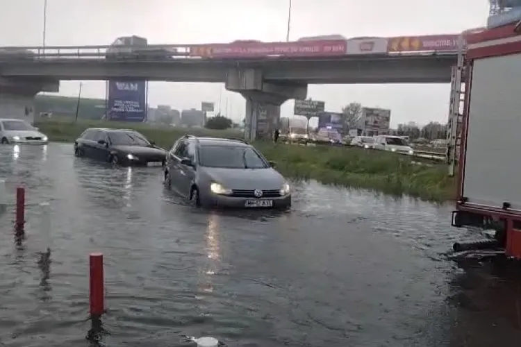 Imagini cu mașinile care abia ies din parcarea de la VIVO, inundată la ploaia de miercuri - VIDEO