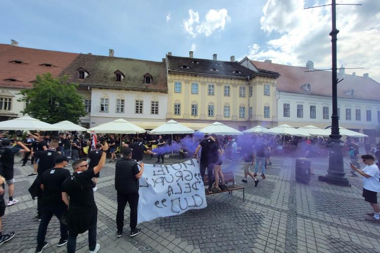 VIDEO. Fanii clujeni au invadat străzile Sibiului. Suporterii „U” Cluj au umplut terasele din Piața Mare: „Am venit să luăm Cupa”