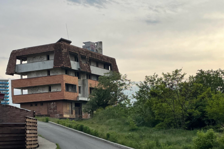 Un bloc al MApN-ului zace abandonat de ani de zile, în Gheorgheni. Ministerul promitea reabilitarea lui în 2018, însă este în continuare neatins