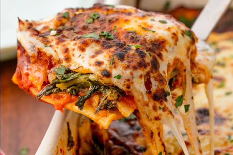 Rețetă excelentă de lasagna cu spanac și brânzeturi. Iată secretul pentru un preparat gustos și plin de vitamine