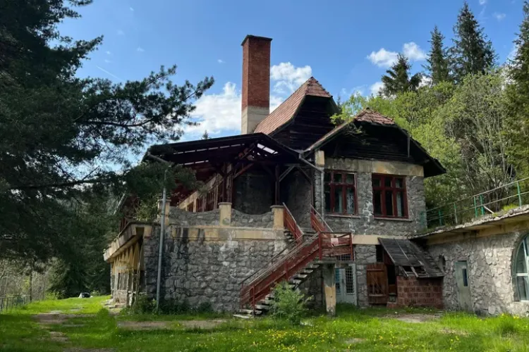 Cabană de o frumusețe rară din Beliș, cu un trecut bogat, lăsată în paragină: „Îmi aduc aminte, când eram copil mă duceau ai mei acolo”