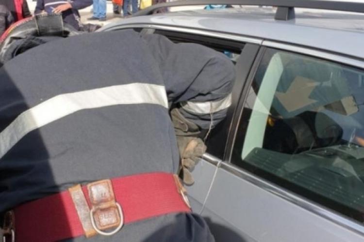 Copil blocat într-o mașină pe o stradă din Cluj-Napoca! Intervine ISU Cluj