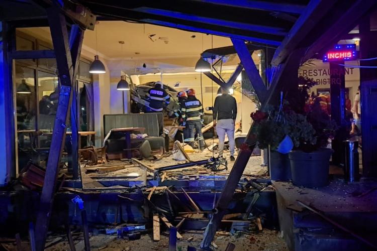 Accident incredibil la Cluj! A intrat cu mașina în interiorul unui restaurant din Jucu - FOTO