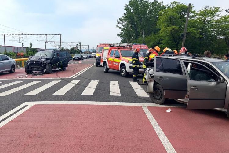 S-au lovit față spate în Jucu, chiar la trecerea de pietoni. Trei oameni au ajuns la spital - VIDEO și FOTO