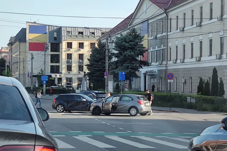 Accident în Piața Cipariu! Prioritatea nu este respectată de toată lumea - FOTO