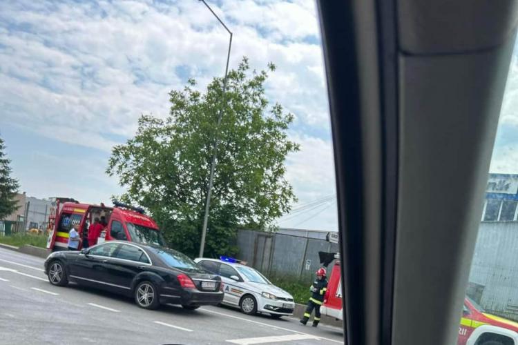 Accident cu două mașini pe Calea Baciului! O femeie a fost transportată la spital