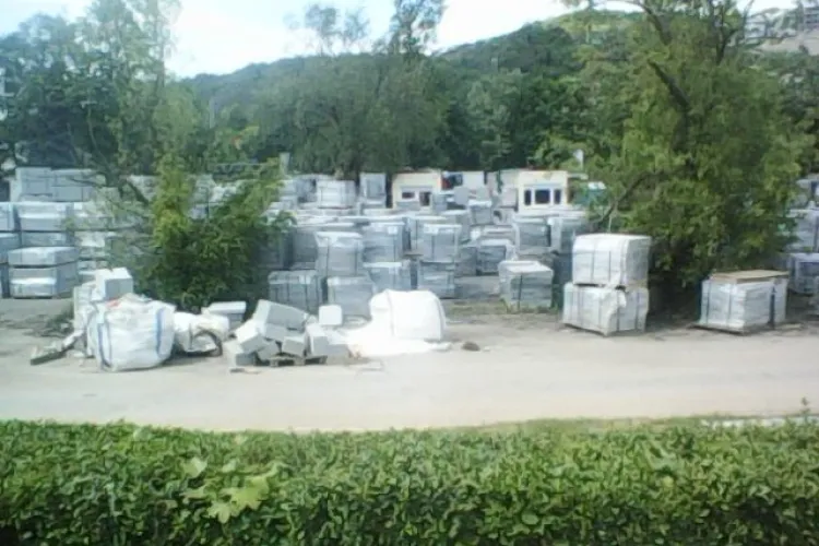 ”Cât verde ne mai așteaptă pe Malul Someșului” - ”Munți” de granit în fața ștrandului Sun - FOTO