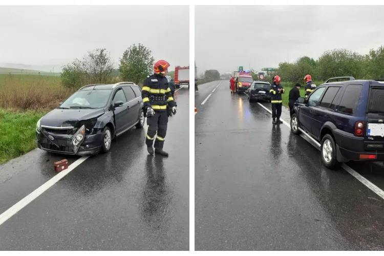 Accident cu două mașini și un camion în Huedin! O persoană a fost transportată la spital pentru investigații - FOTO