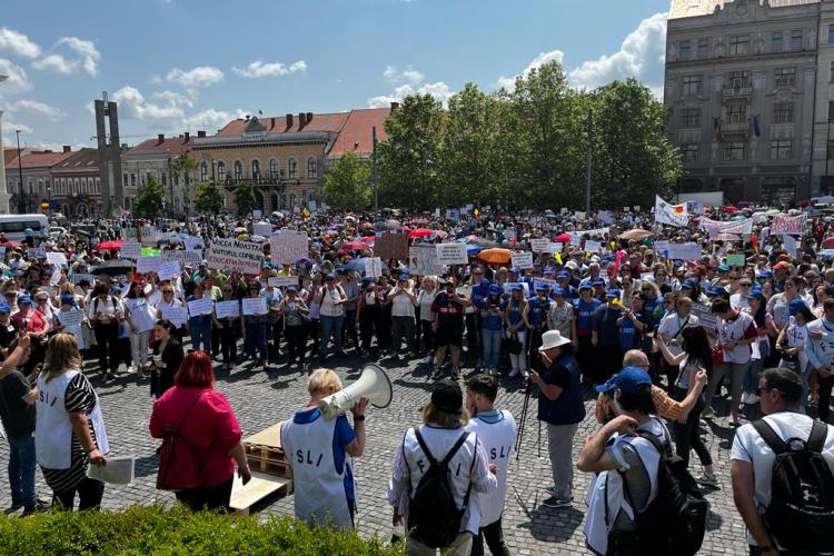 Profesorii clujeni au protestat în Piața Unirii, unde au intonat imnul României și au dansat în horă - VIDEO