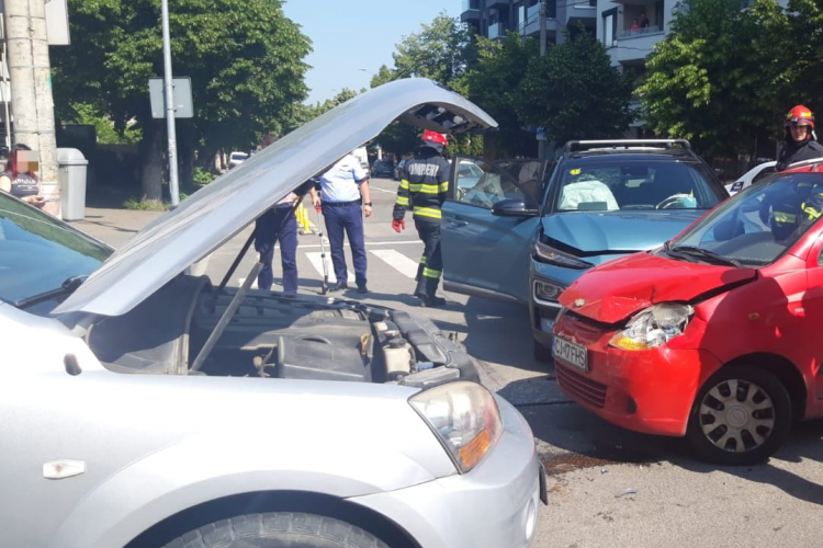 Accident cu trei mașini pe Constantin Brâncuși, într-o zi cu trafic mult redus - FOTO