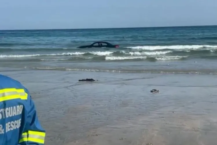 Ce a pățit şoferul unui BMW, care şi-a lăsat maşina pe plajă. I-au spus că nu poate parca acolo, dar degeaba