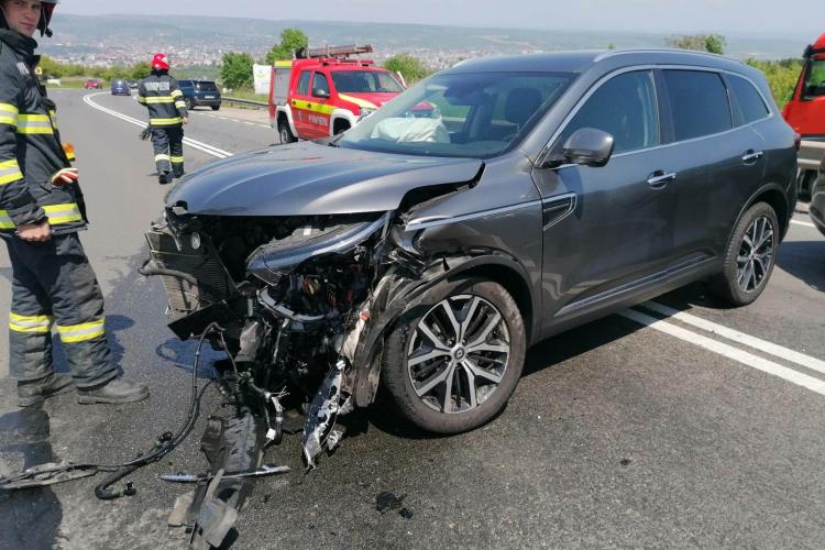 Accident în Cluj, la coborârea dinspre Feleacu! Două mașini făcute praf după o tamponare - FOTO