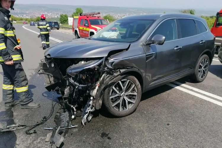 Accident în Cluj, la coborârea dinspre Feleacu! Două mașini făcute praf după o tamponare - FOTO