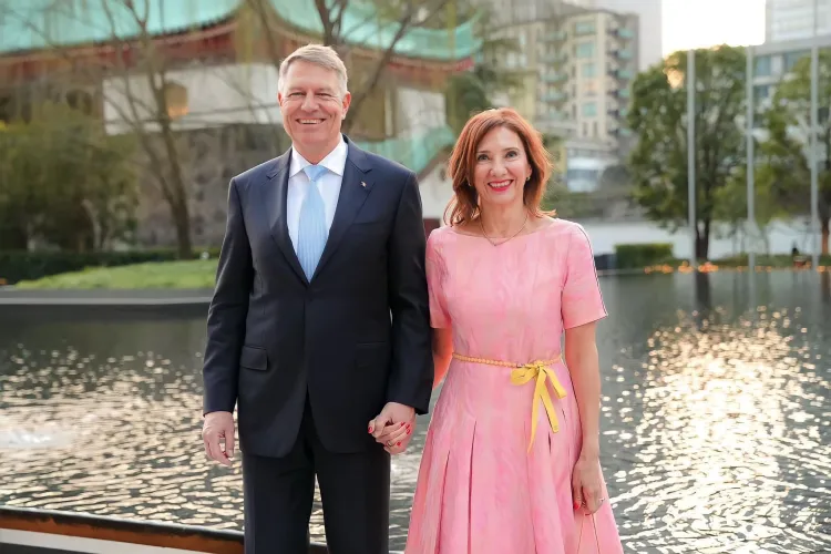 Care este salariul pe care îl primește Carmen Iohannis? Prima doamnă câștigă mai mult din chirii, decât din salariul de profesoară