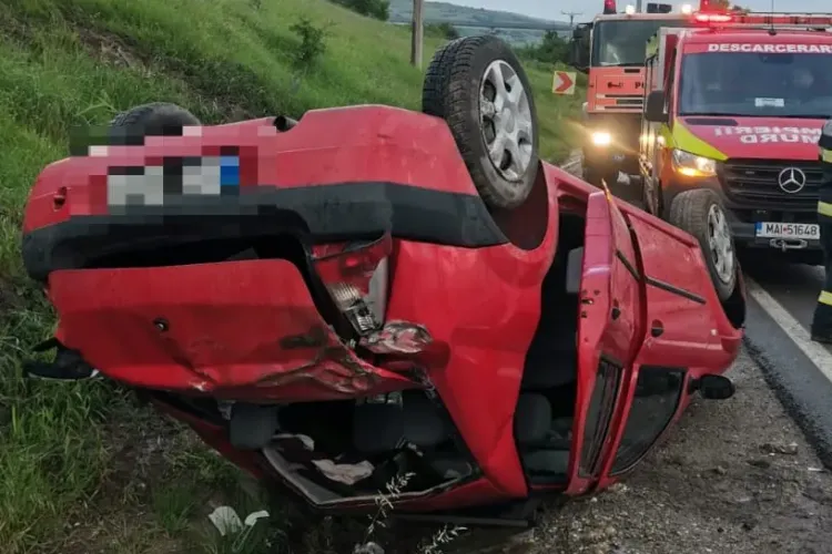 Mașină răsturnată în Vâlcele, lângă Cluj-Napoca. Trei oameni au ajuns la spital - FOTO