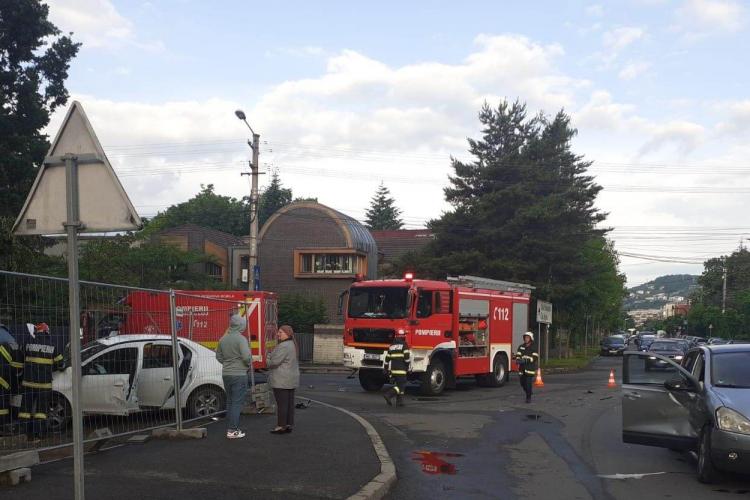 Accident în cartierul Grigorescu, Cluj! Două mașini s-au „șifonat” după o tamponare - FOTO