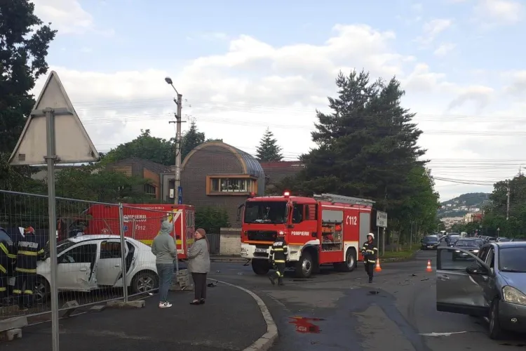 Accident în cartierul Grigorescu, Cluj! Două mașini s-au „șifonat” după o tamponare - FOTO