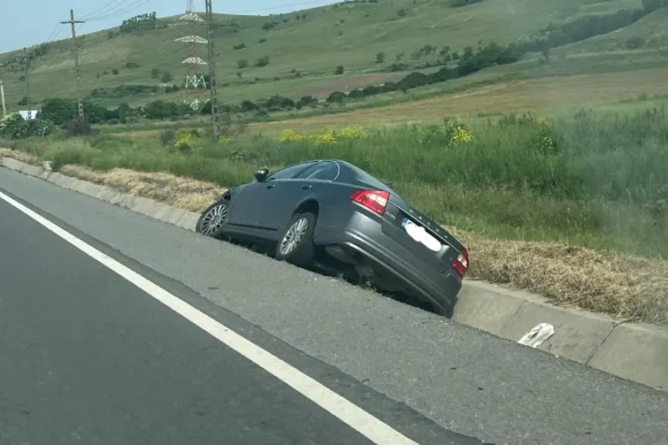 „Vezi că nu ai voie să parchezi acolo!” - Umor fin din partea clujenilor, la adresa unui șofer care a ajuns cu mașina în șanț