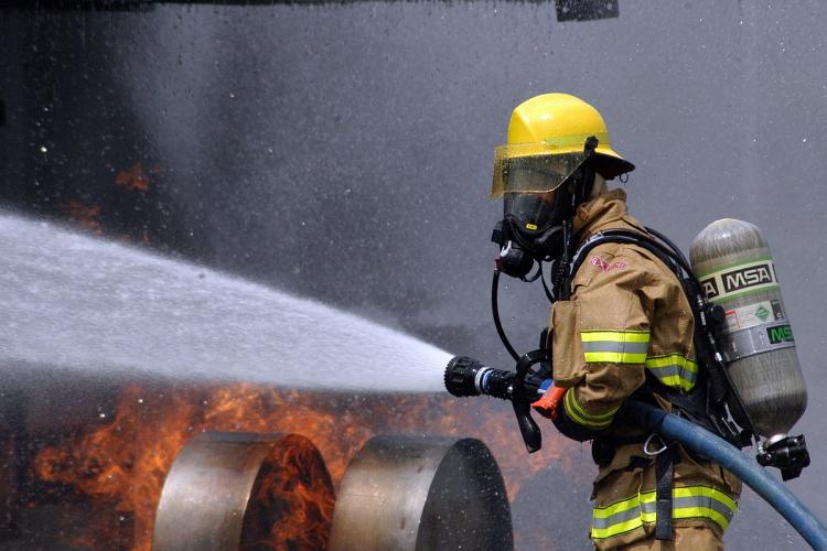 A luat foc acoperișul unei hale din Jucu. Incendiul este generalizat - VIDEO
