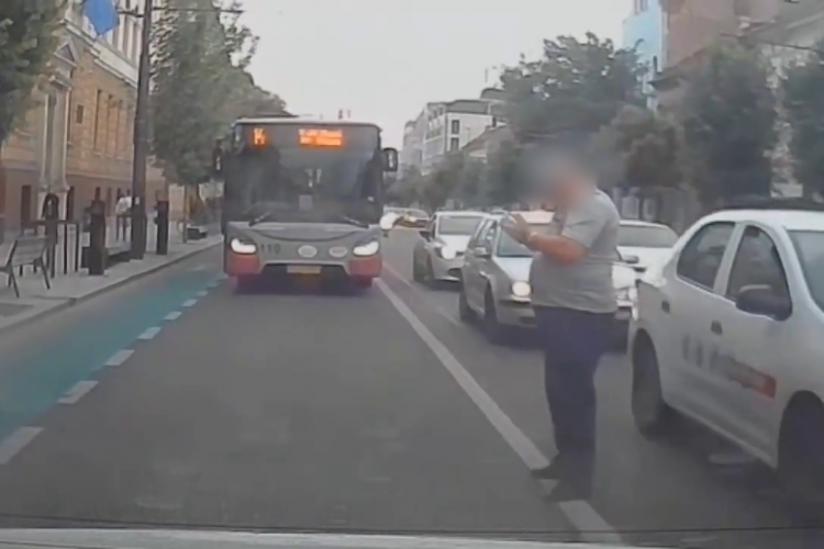 Filmul incidentului dintre taximetristul și șoferul CTP, dat cu spray lacrimogen, în centrul Clujului - VIDEO