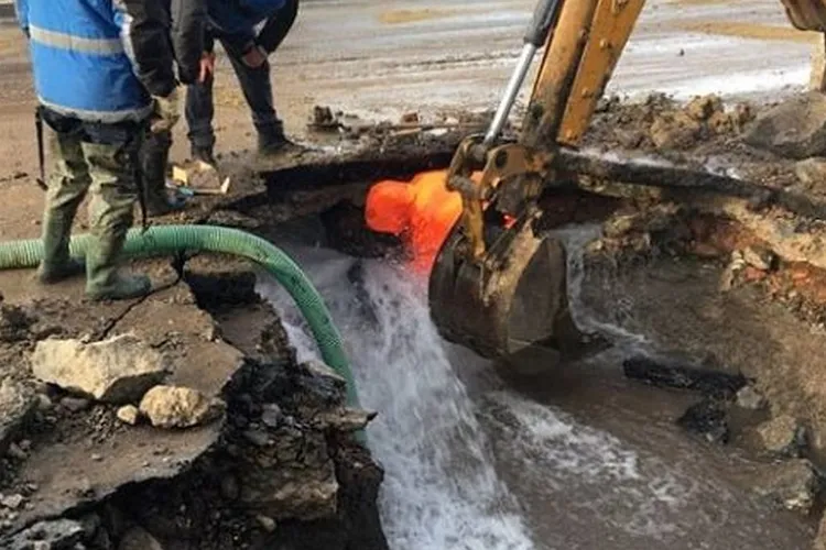 Avarie la o conductă de apă din Zorilor! Zeci de străzi au rămas fără apă