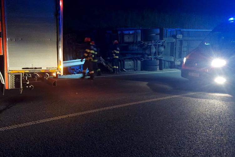 Un TIR s-a răsturnat pe Autostrada Transilvania. Viteza în curbă l-a scos pe șoferul profesionist de pe drum - VIDEO