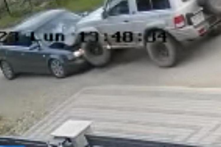 Un ardelean a fost filmat când a intrat cu SUV -ul intenţionat în maşina în care se aflau soţia şi fiica sa - VIDEO