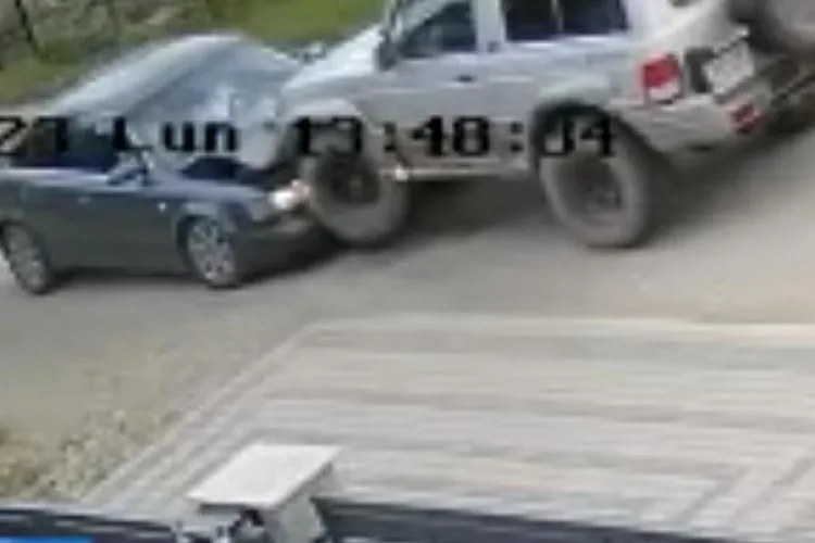Un ardelean a fost filmat când a intrat cu SUV -ul intenţionat în maşina în care se aflau soţia şi fiica sa - VIDEO
