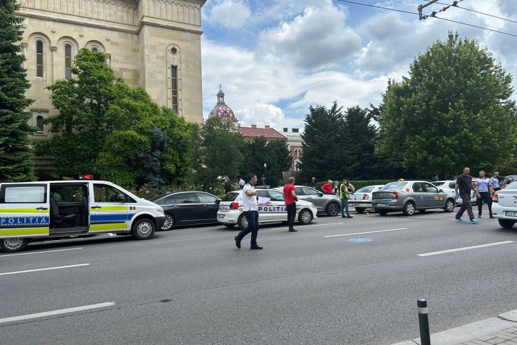 Două fetițe, lovite de o mașină în Piața Avram Iancu, în dreptul Catedralei Ortodoxe din Cluj - VIDEO