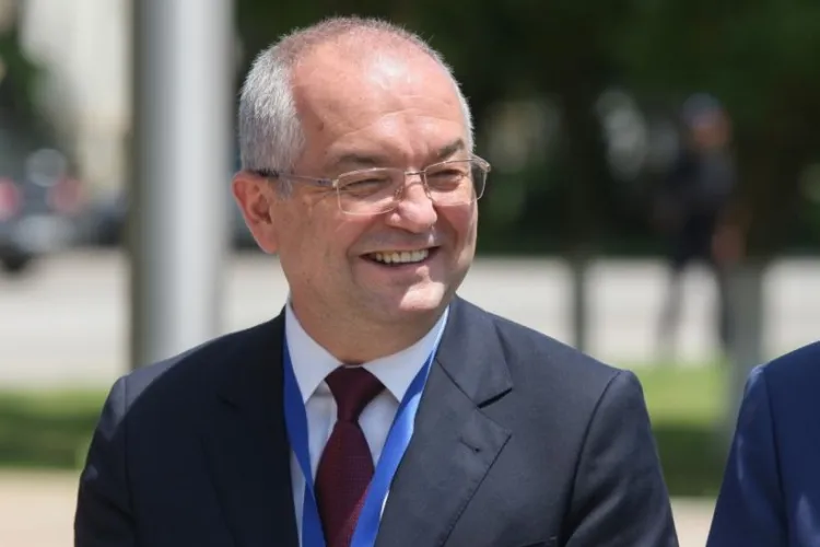 Boc îi ceartă pe profesorii greviști și ia partea puterii: „Profesorii trebuie să aibă conștiința aceasta, a unui Dumnezeu al Educației”