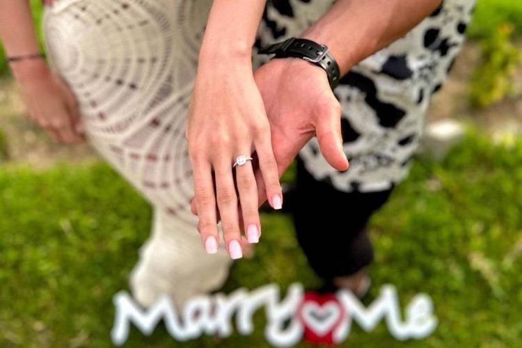 FOTO. Un fotbalist de la „U” Cluj și-a cerut iubita superbă în căsătorie, pe o plajă din Seychelles: „Cu toată inima, pentru toată viața!”