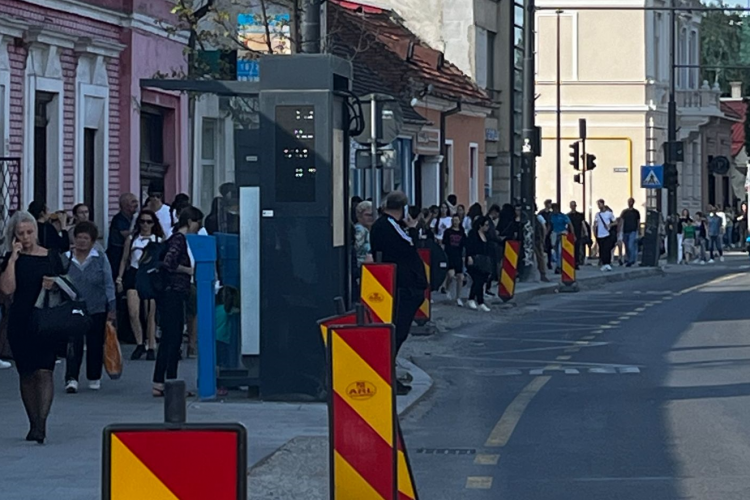 Clujeni revoltați de aglomerația din autobuze și din stații, cauzată de programul de 1 iunie: „Probabil cred că oamenii stau în casă în fața monitoarelor”