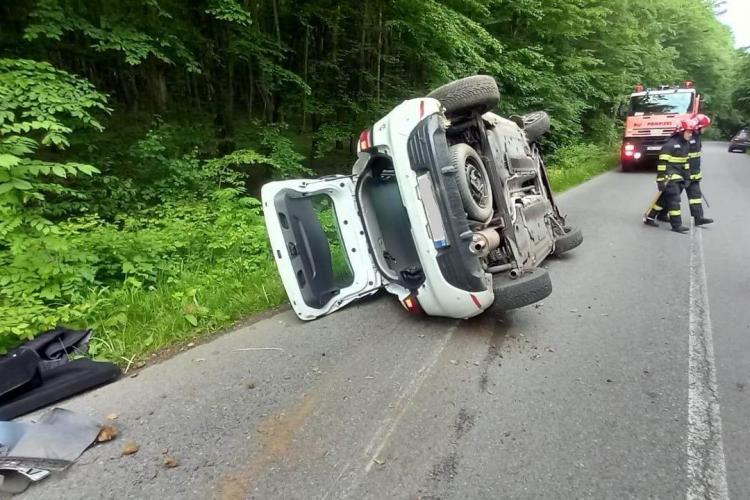 O mașină s-a răsturnat în Gheorgheni! A intervenit Descarcerarea, șoferul era beat - FOTO