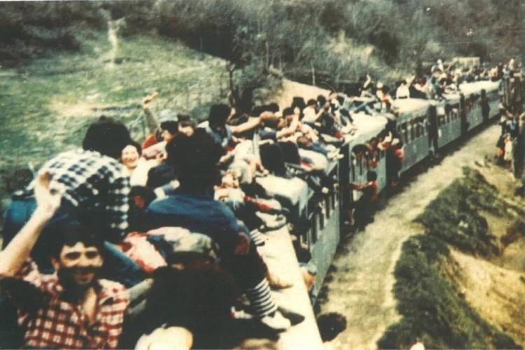 Cum călătoreau MOȚII pe vagoanele Mocăniţei, la Târgul de Fete de pe Muntele Găina - FOTO de colecție