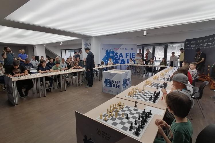 Fostul campion mondial la șah, Viswanathan Anand, a jucat la Cluj un simultan cu copiii, la Sports Festival - FOTO